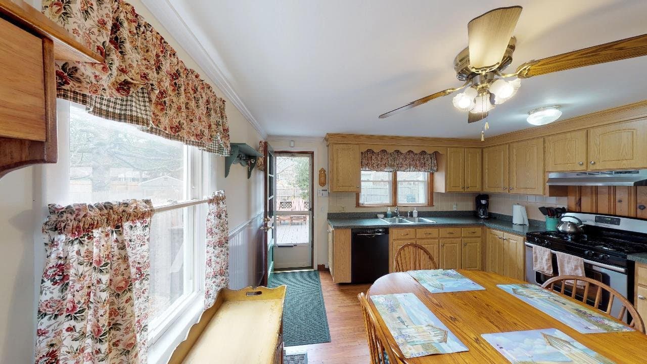 Dennisport House: 49 Cornell Dr