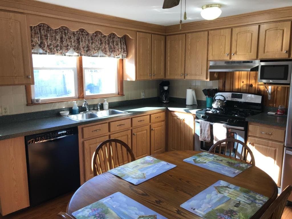 Dennisport House: 49 Cornell Dr