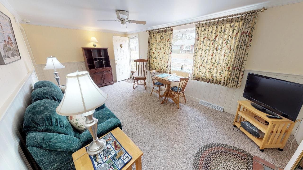 Dennisport House: 49 Cornell Dr
