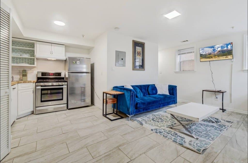 Washington Apartment: 623 5th Street NE
