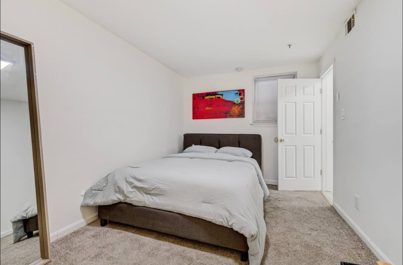 Washington Apartment: 623 5th Street NE