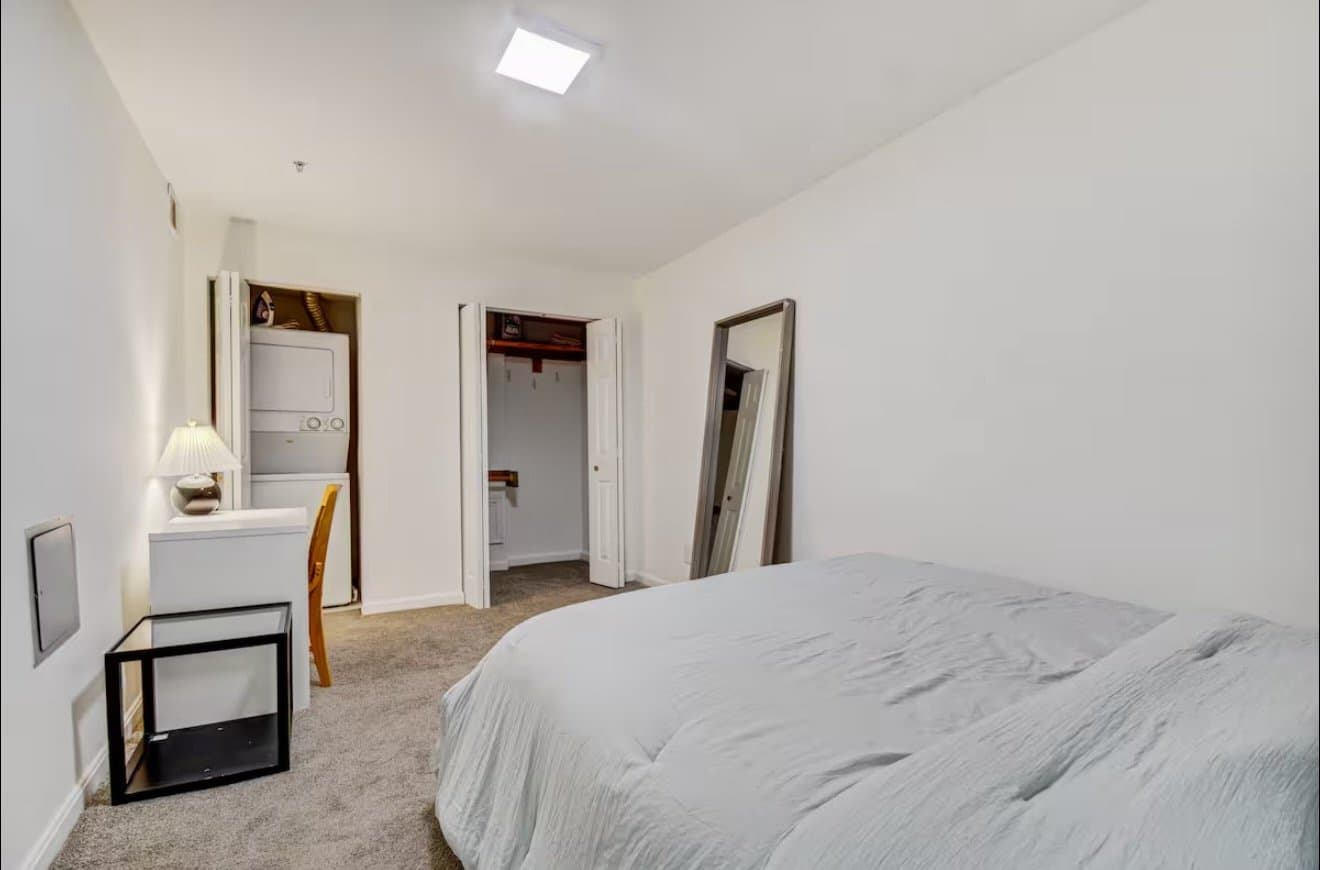 Washington Apartment: 623 5th Street NE