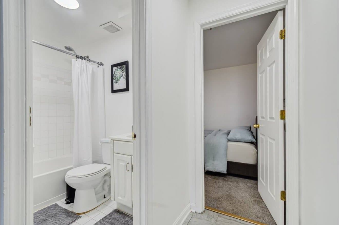Washington Apartment: 623 5th Street NE