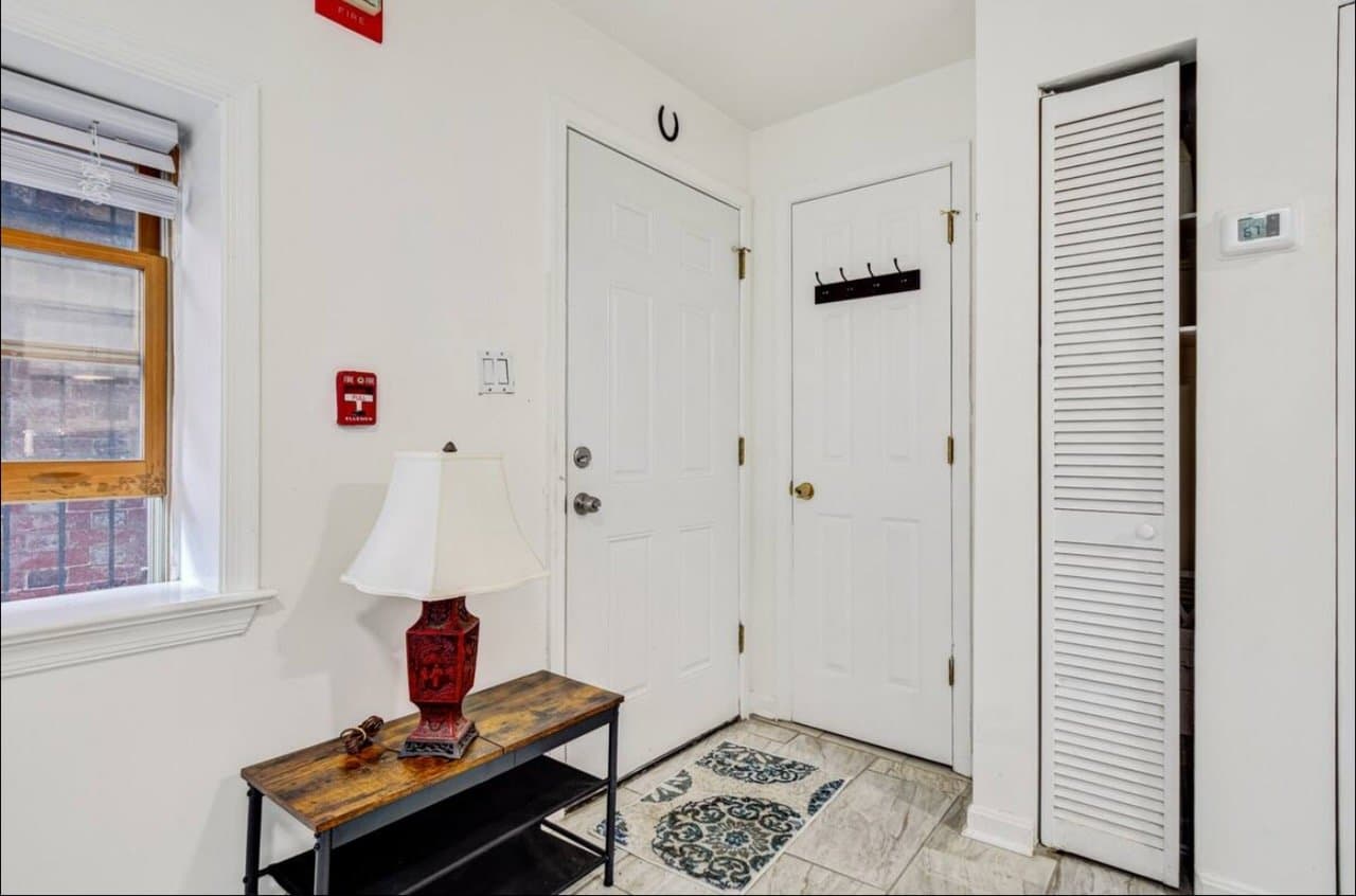 Washington Apartment: 623 5th Street NE