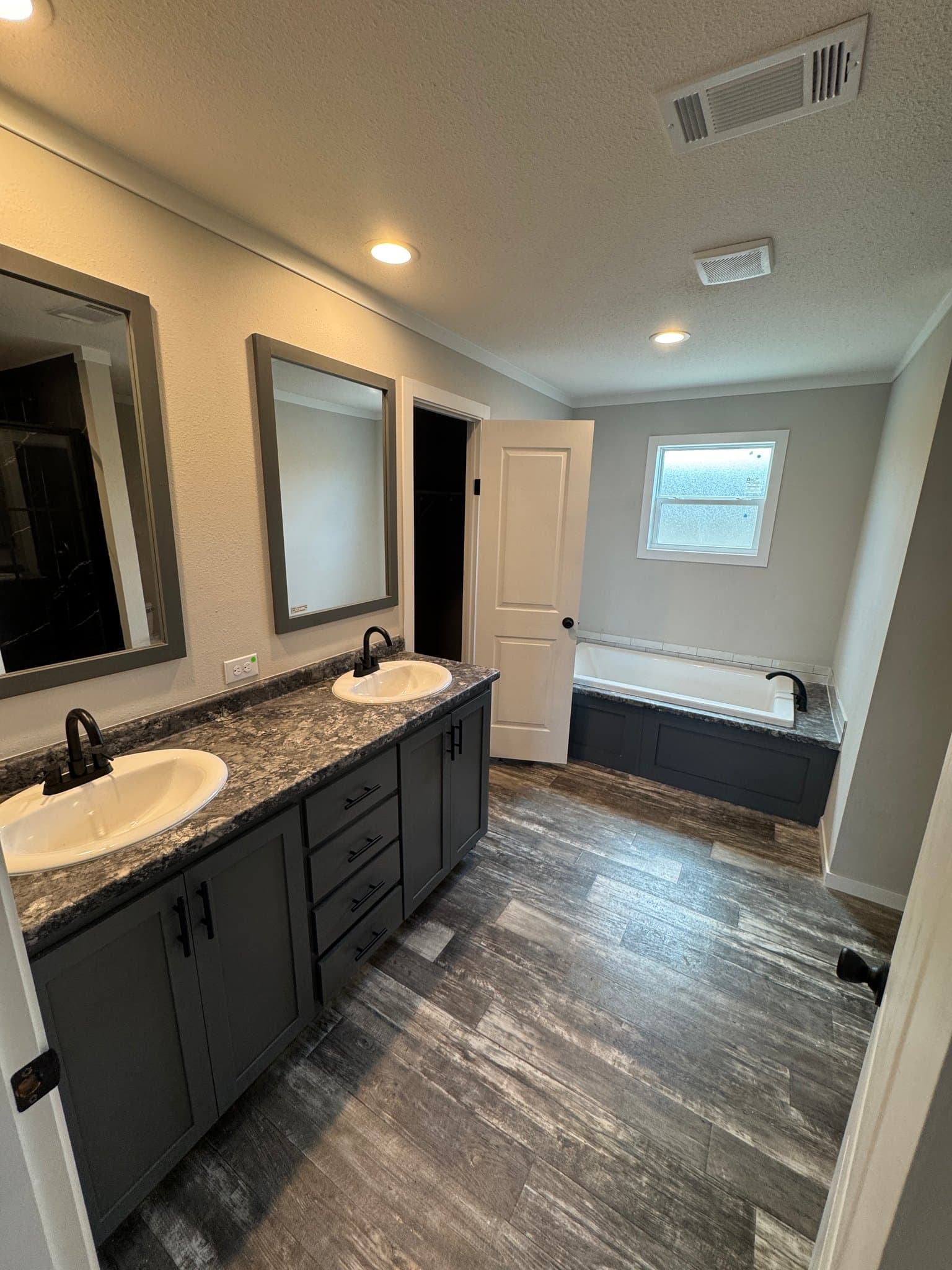 Collinston House: 120 Patriot Lane