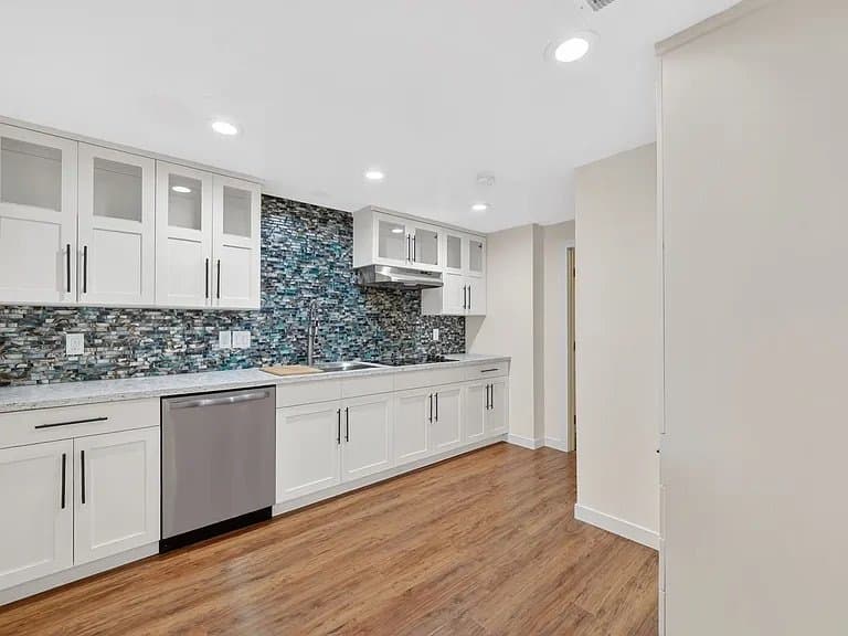 Draper House: 14757 S Brewster Dr