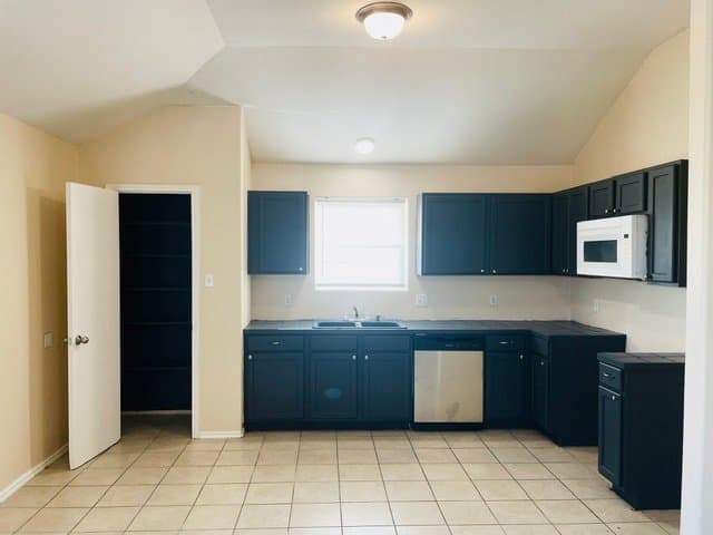 JARRELL House: 140 AMBER LN