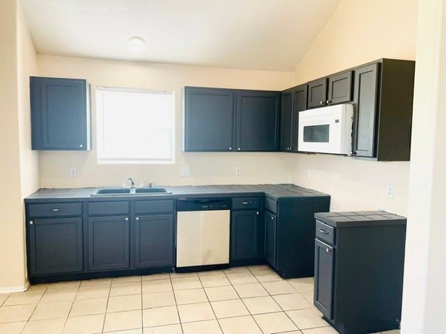 JARRELL House: 140 AMBER LN
