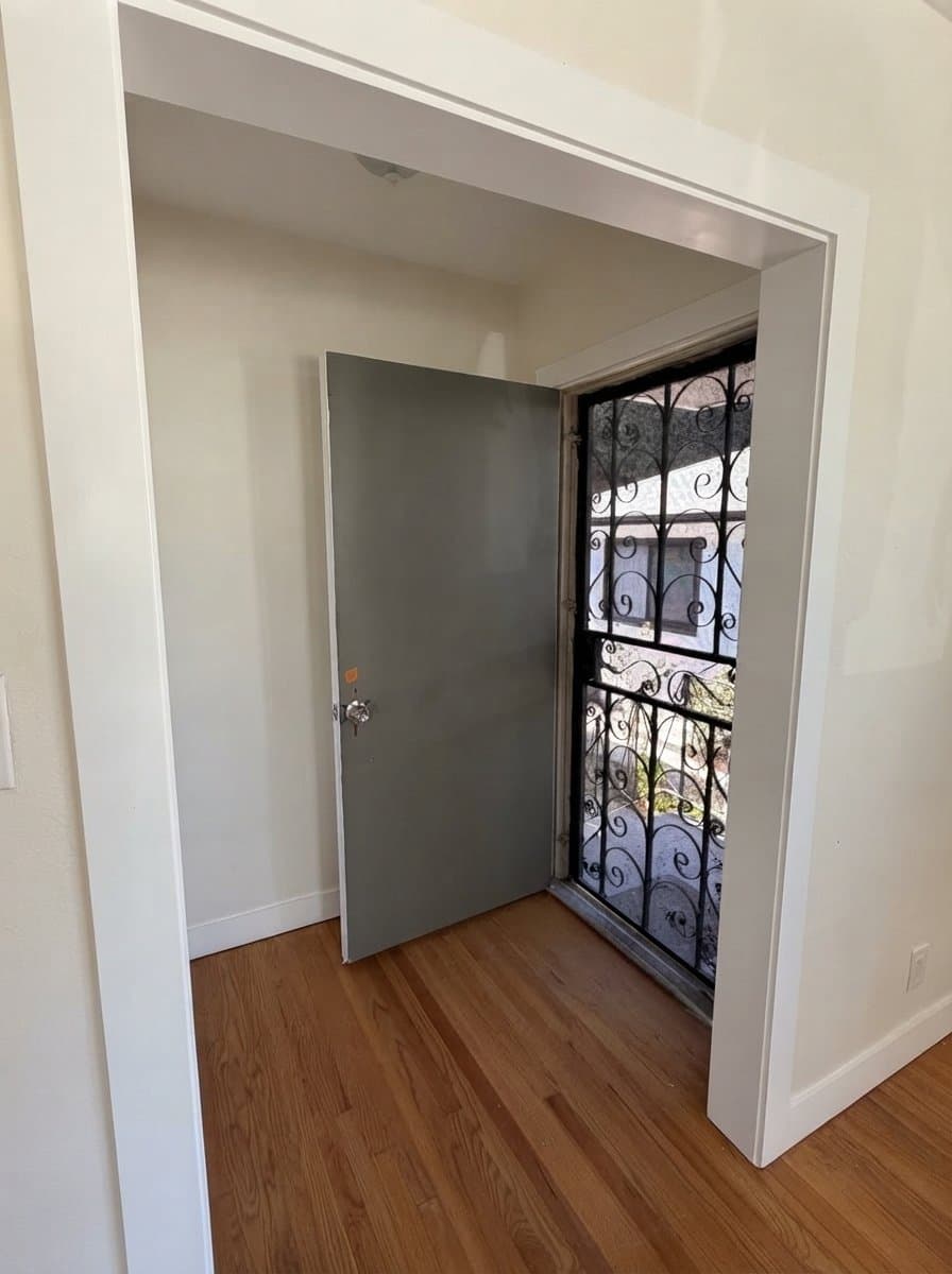 Los Angeles House: 1435 El Paso Dr