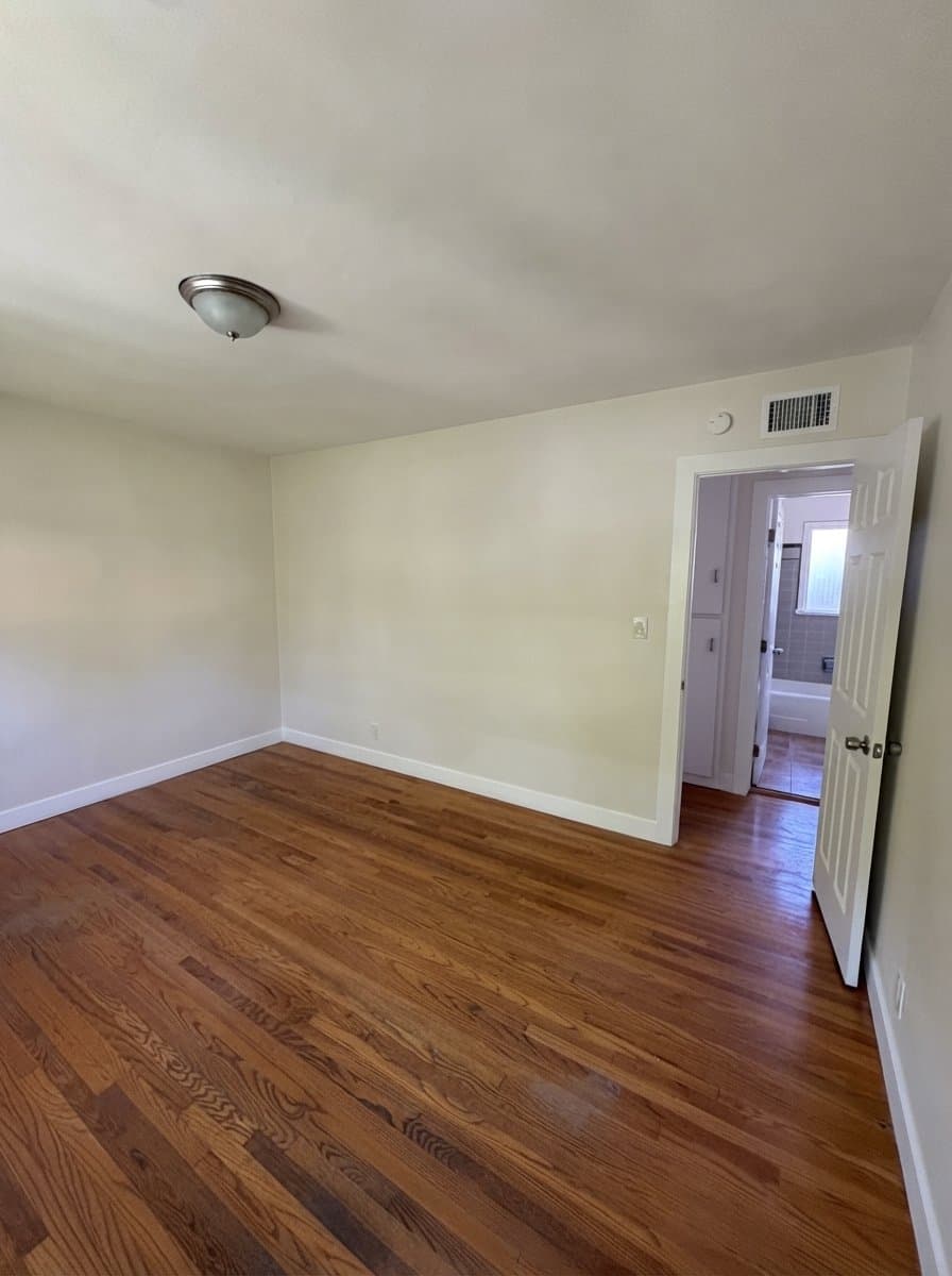 Los Angeles House: 1435 El Paso Dr