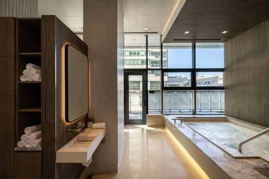 Chicago Condo: 357 n union ave