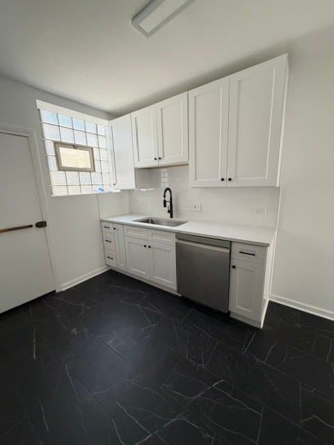 Chicago Apartment: 6825 S Crandon Ave
