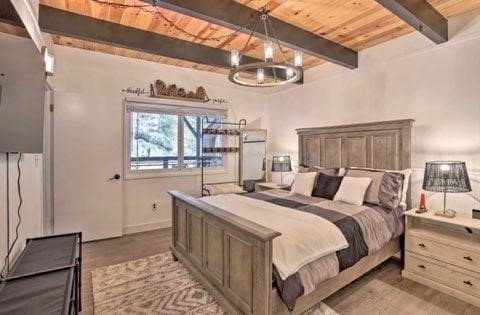 Running Springs House: 32240 Fern Dr