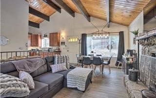 Running Springs House: 32240 Fern Dr