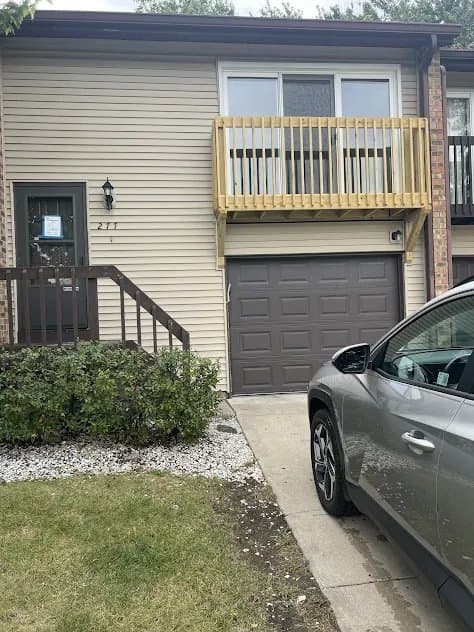 Bolingbrook Townhome: 277 Navajo Dr