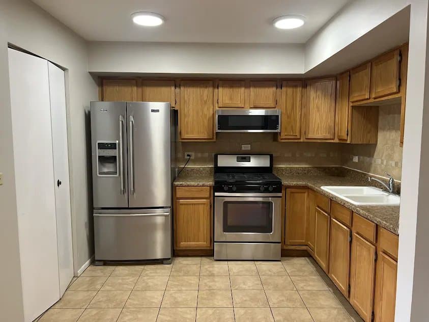 Bolingbrook Townhome: 277 Navajo Dr