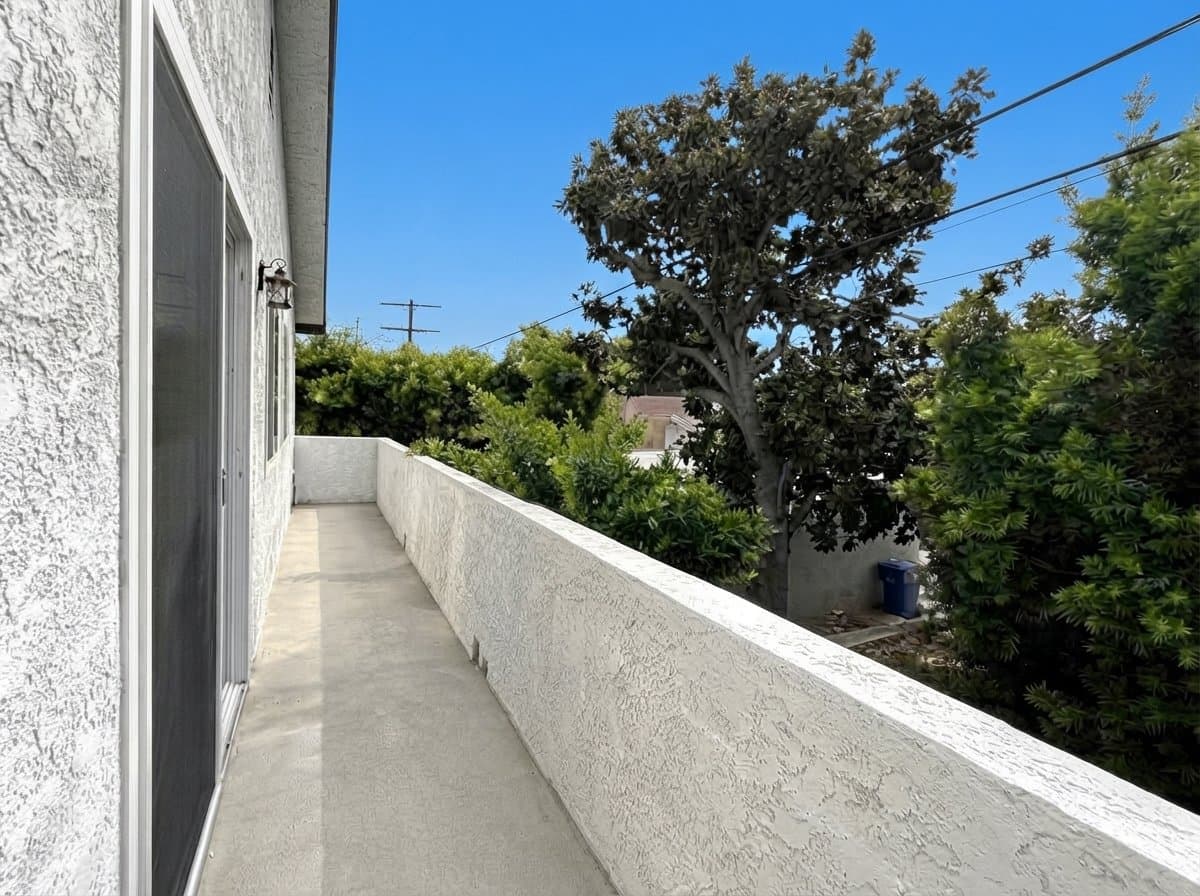 Los Angeles House: 1373 S Orange Dr