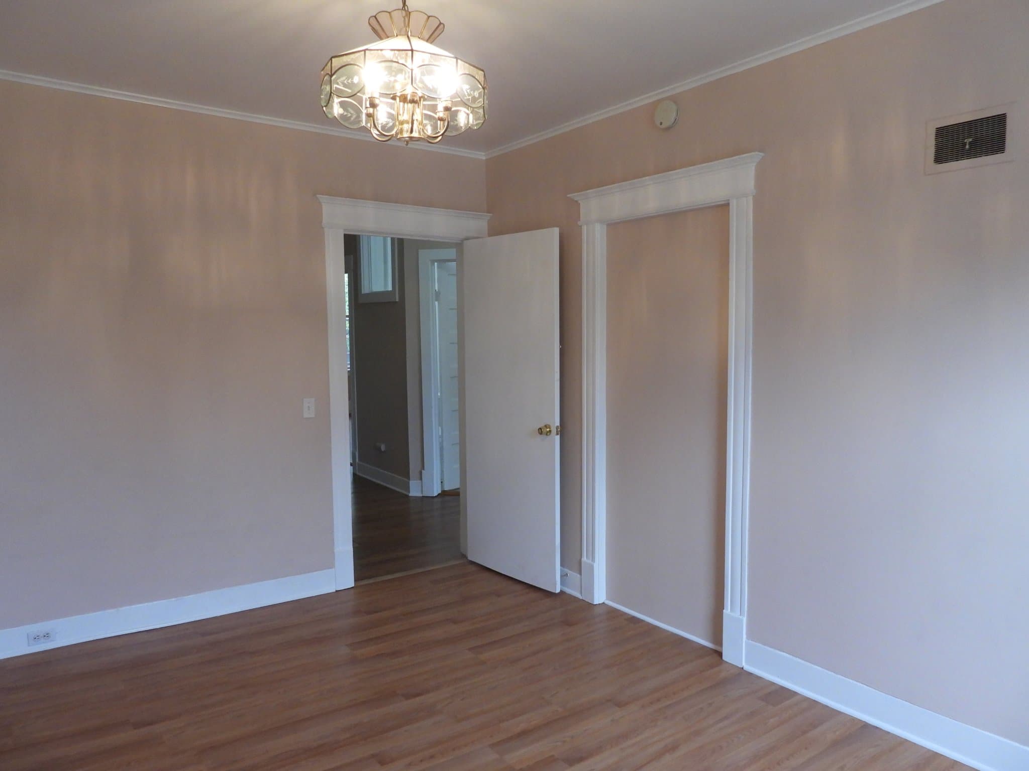 Newark Apartment: 105 Sherman Parkway