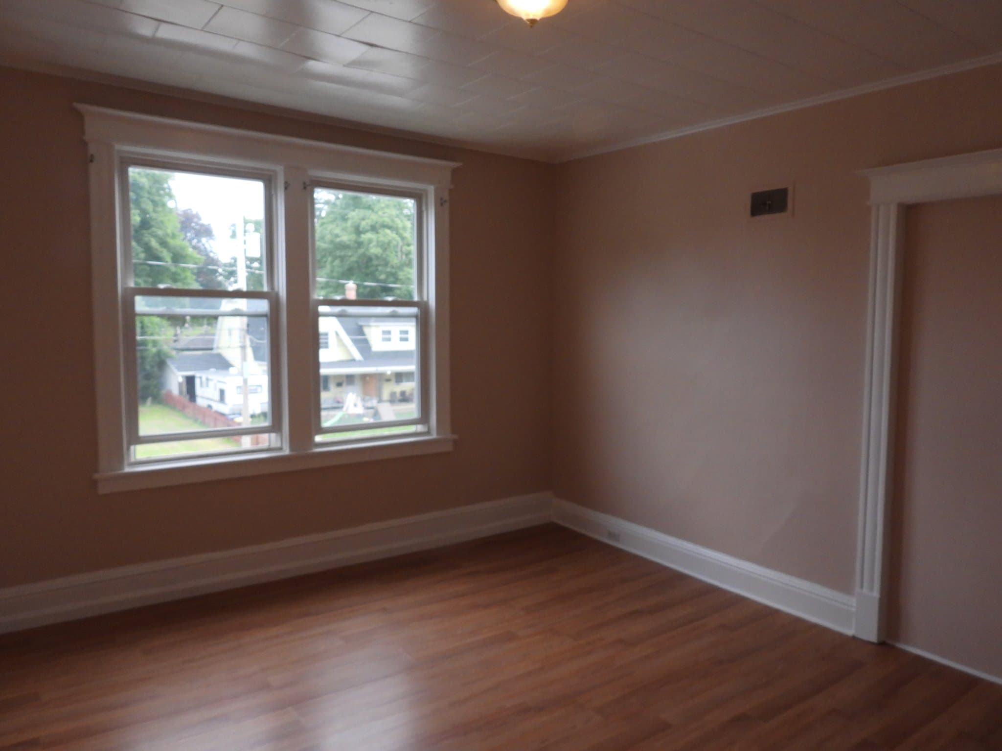 Newark Apartment: 105 Sherman Parkway