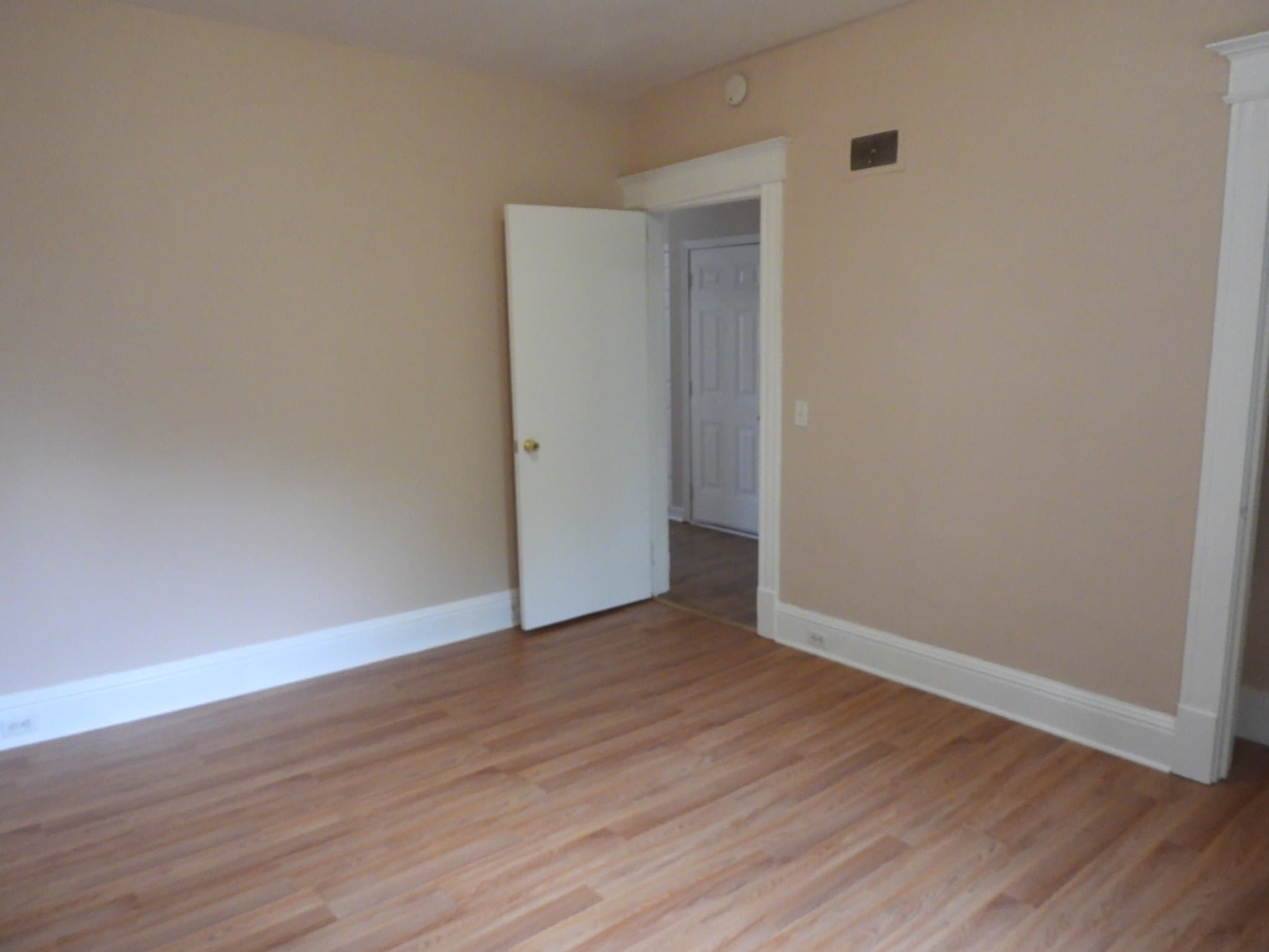 Newark Apartment: 105 Sherman Parkway