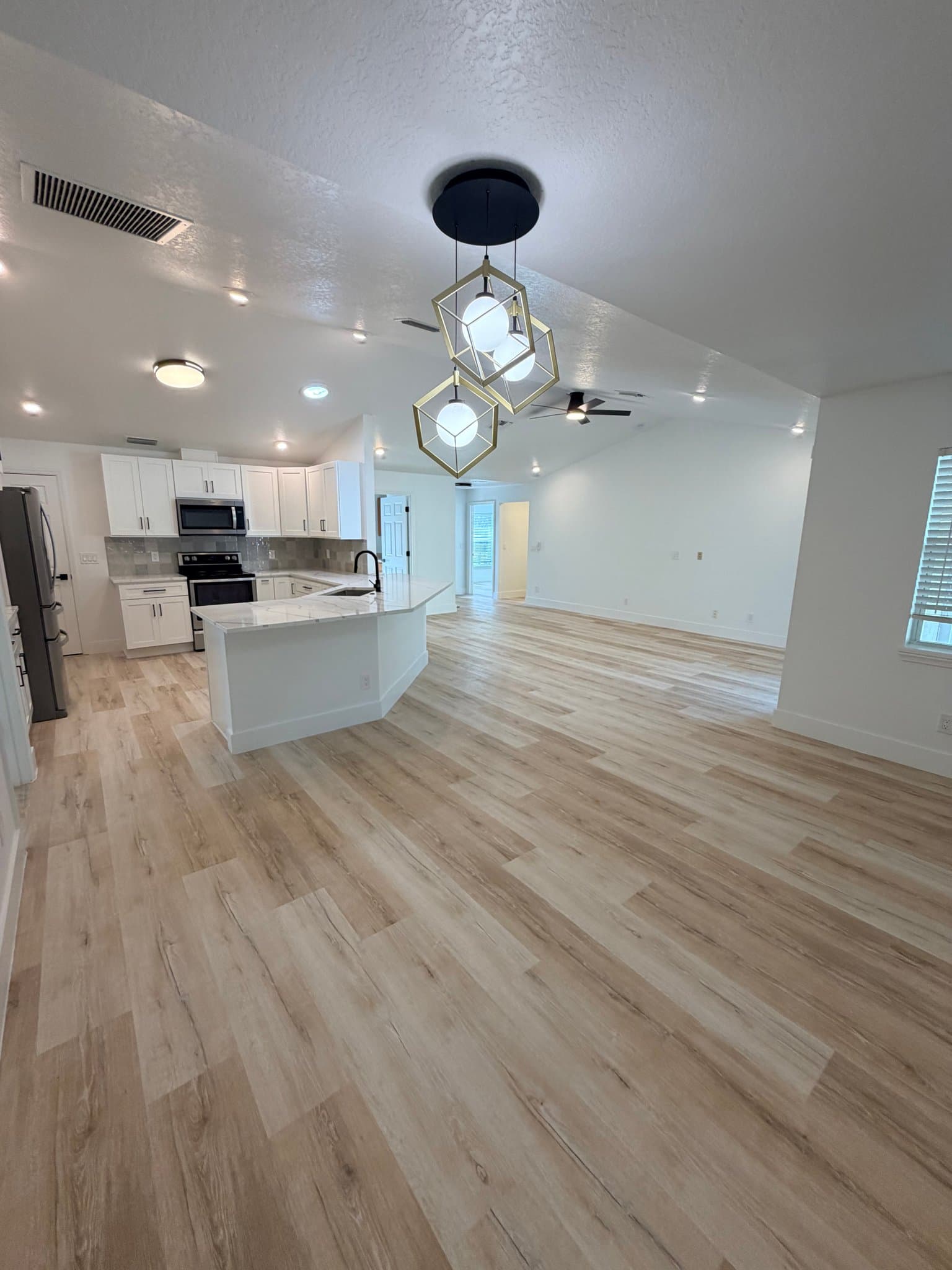 Tavares House: 939 Dora Ave