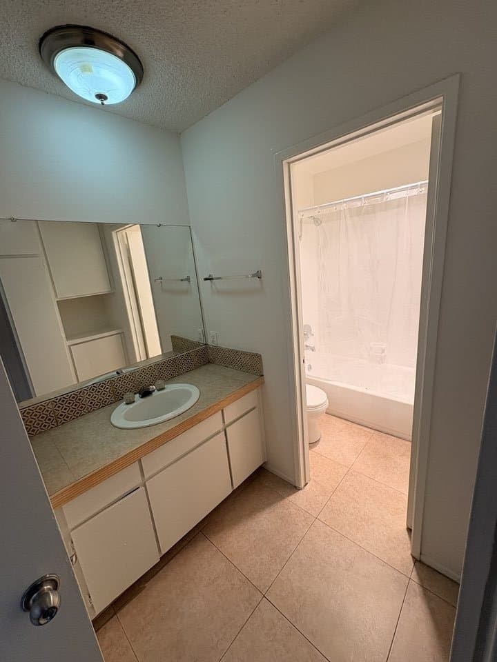 Los Angeles Apartment: 815 Crenshaw Blvd