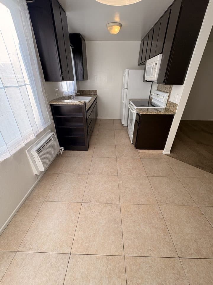 Los Angeles Apartment: 815 Crenshaw Blvd