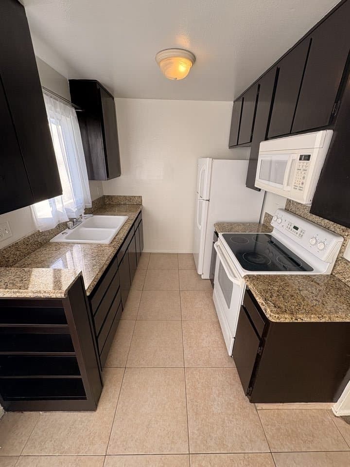 Los Angeles Apartment: 815 Crenshaw Blvd