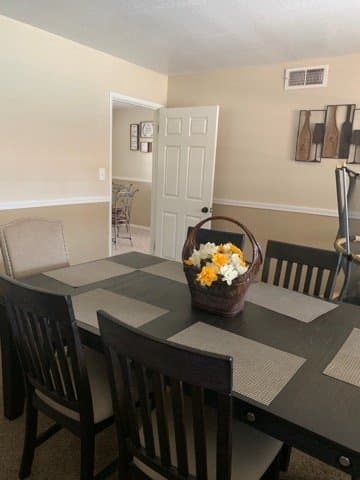 Hanford House: 1105 N Williams St