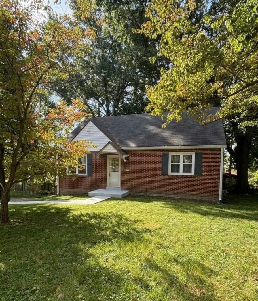 Saint Louis House: 8616 Belhaven Dr