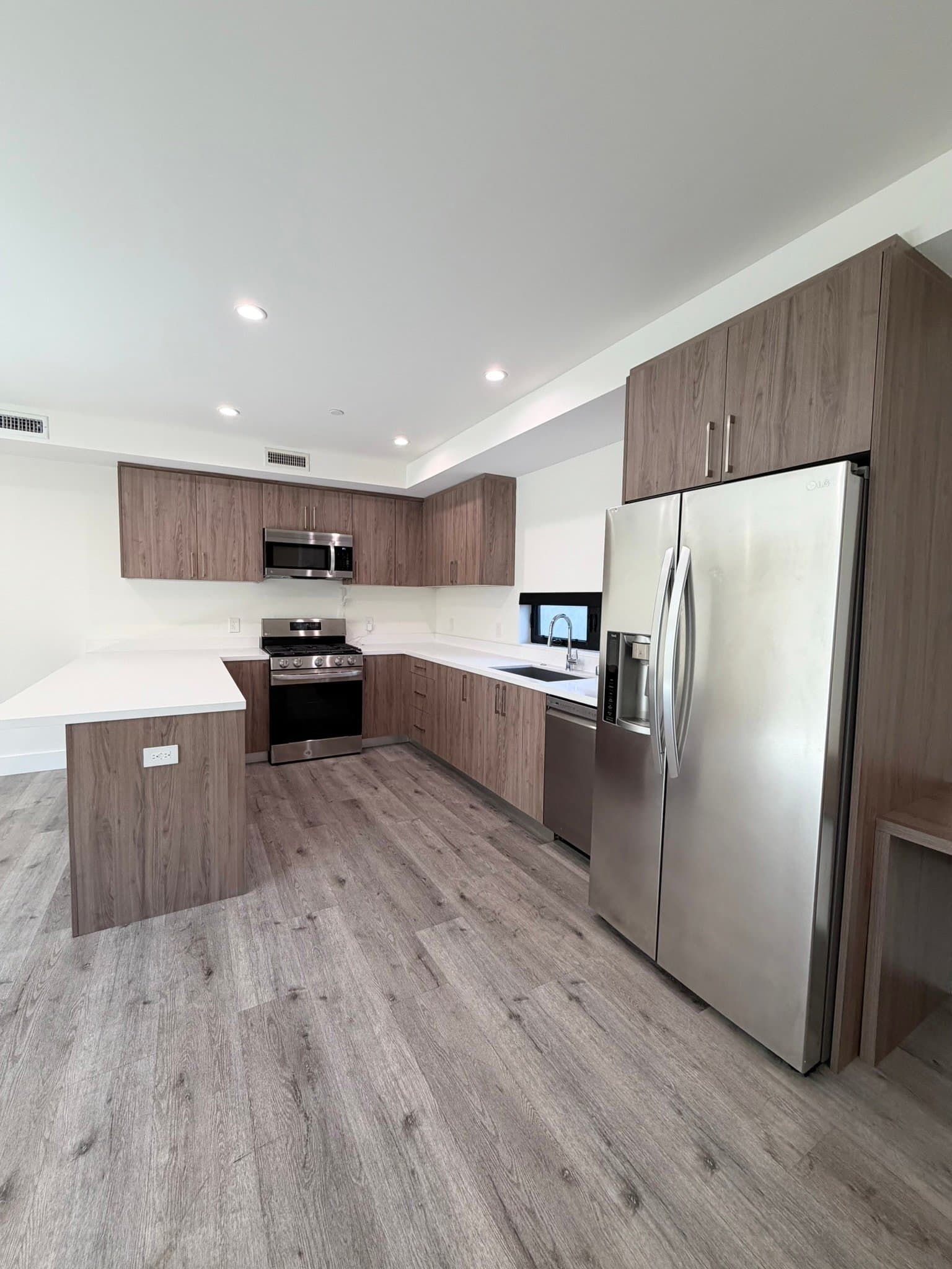 Valley Village Apartment: 5923 Laurel Canyon Blvd.