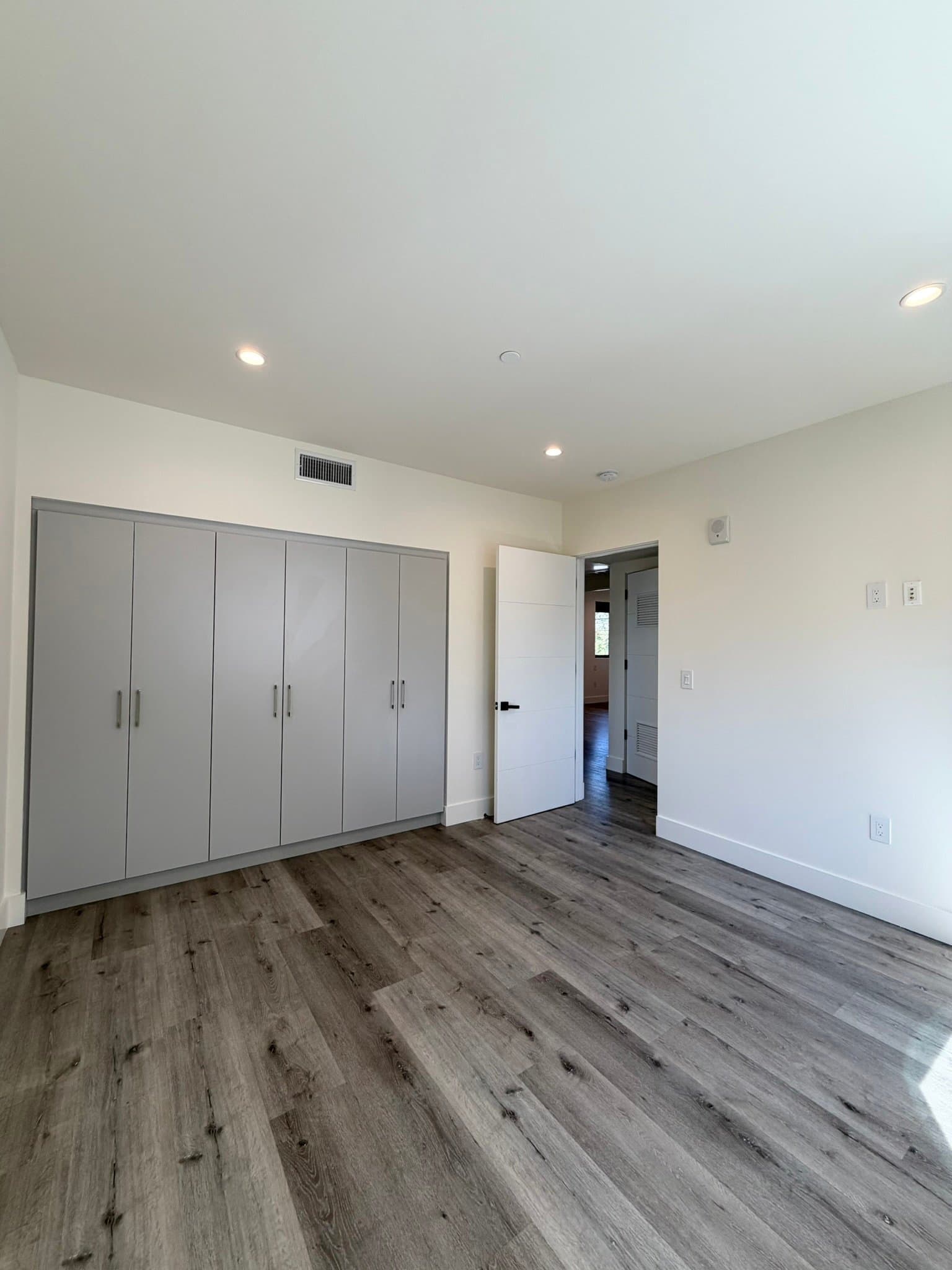 Valley Village Apartment: 5923 Laurel Canyon Blvd.