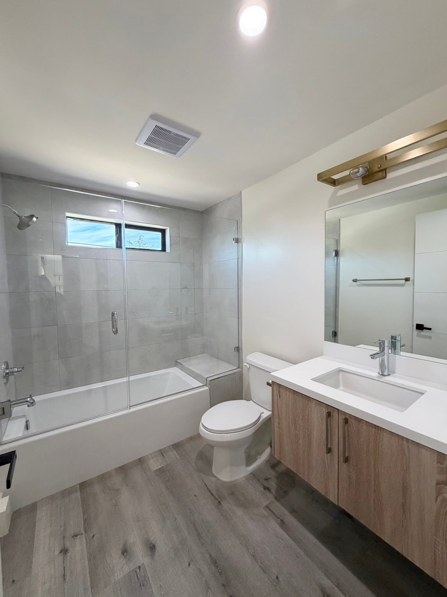 Valley Village Apartment: 5923 Laurel Canyon Blvd.