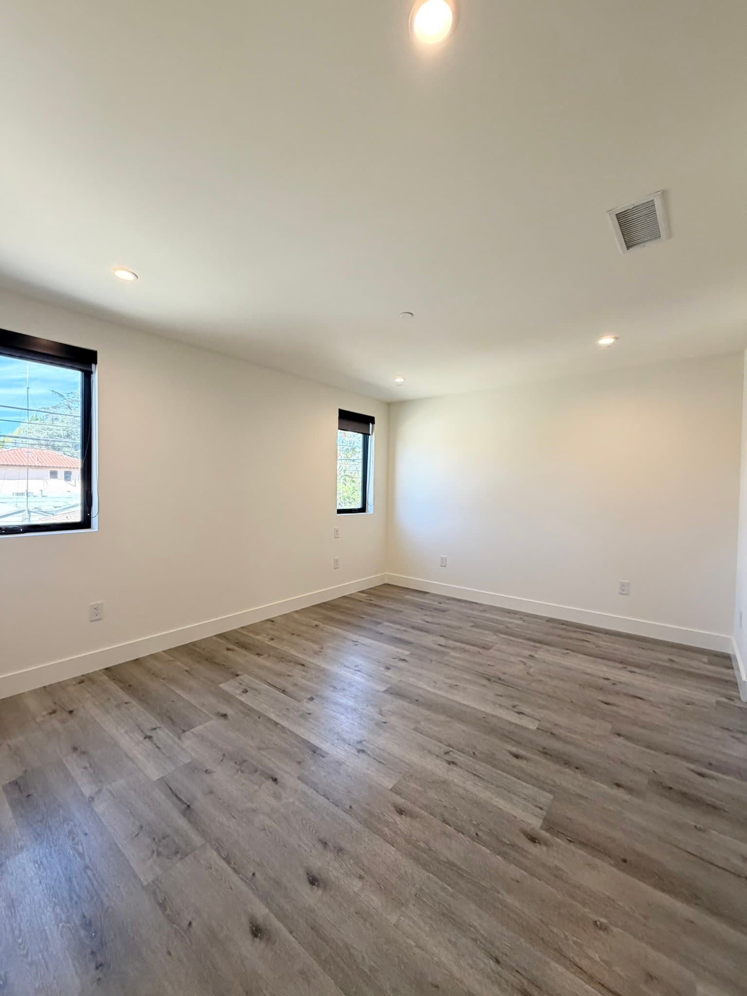 Valley Village Apartment: 5923 Laurel Canyon Blvd.