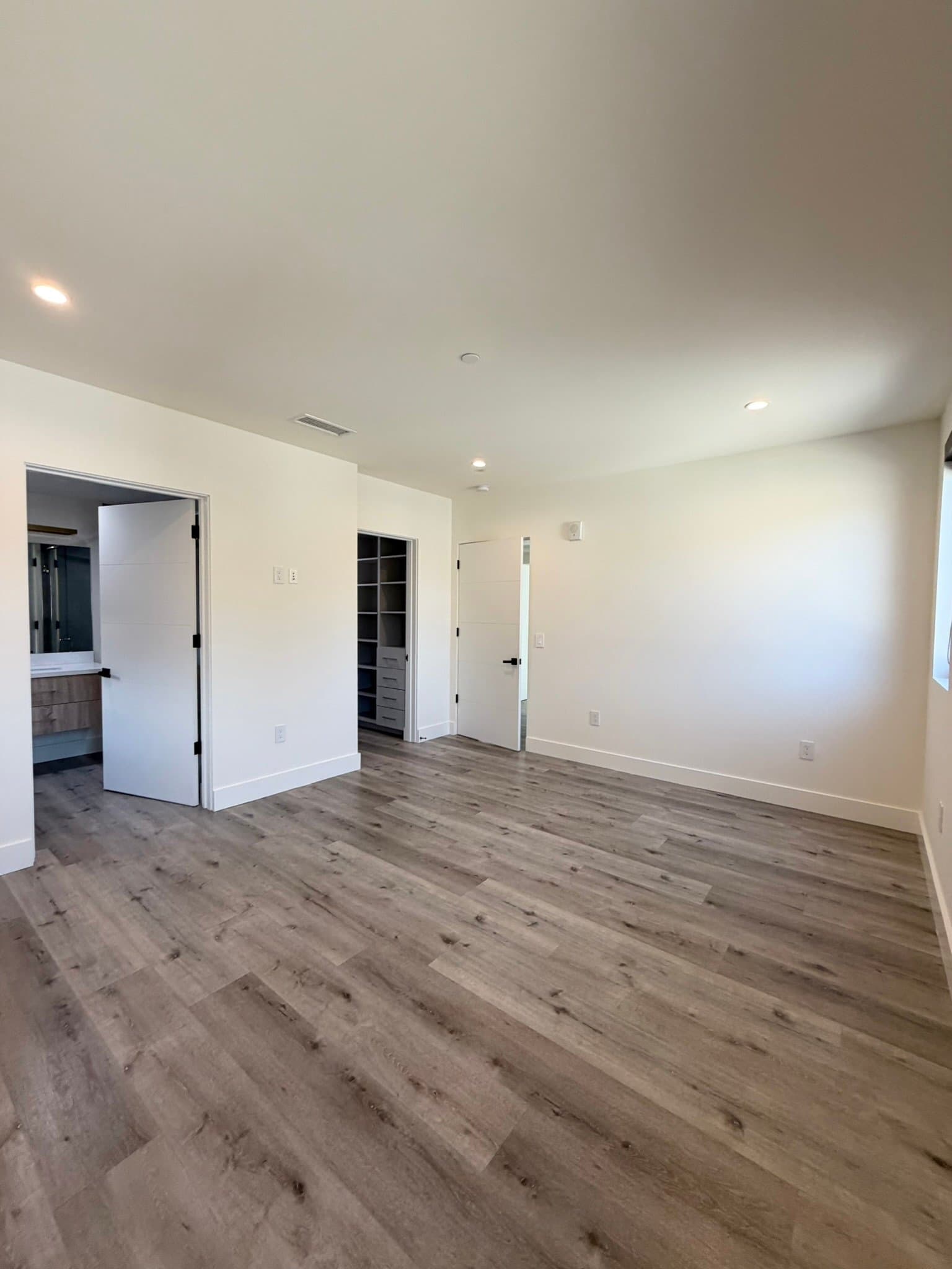 Valley Village Apartment: 5923 Laurel Canyon Blvd.