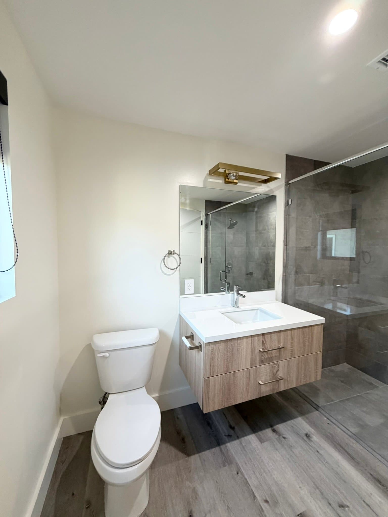 Valley Village Apartment: 5923 Laurel Canyon Blvd.