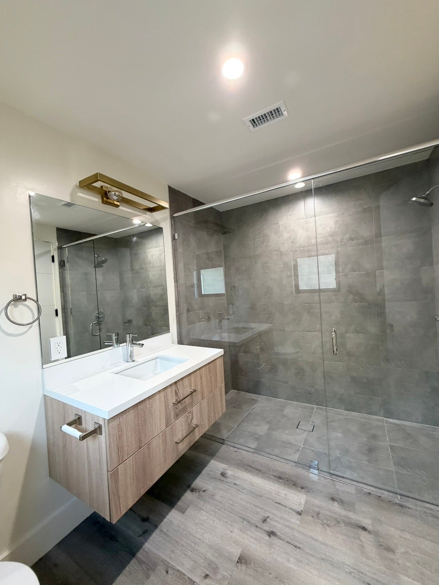 Valley Village Apartment: 5923 Laurel Canyon Blvd.