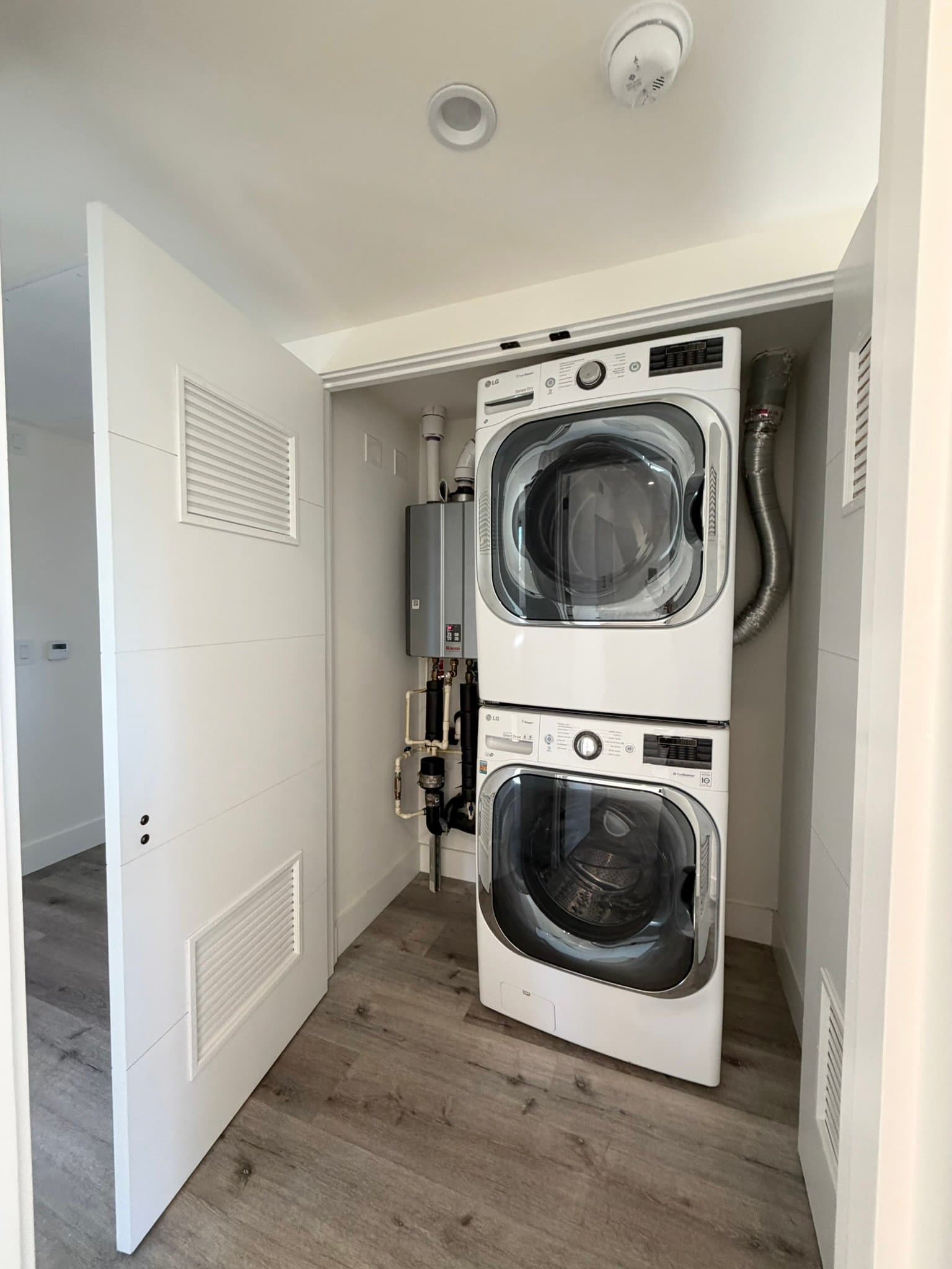 Valley Village Apartment: 5923 Laurel Canyon Blvd.