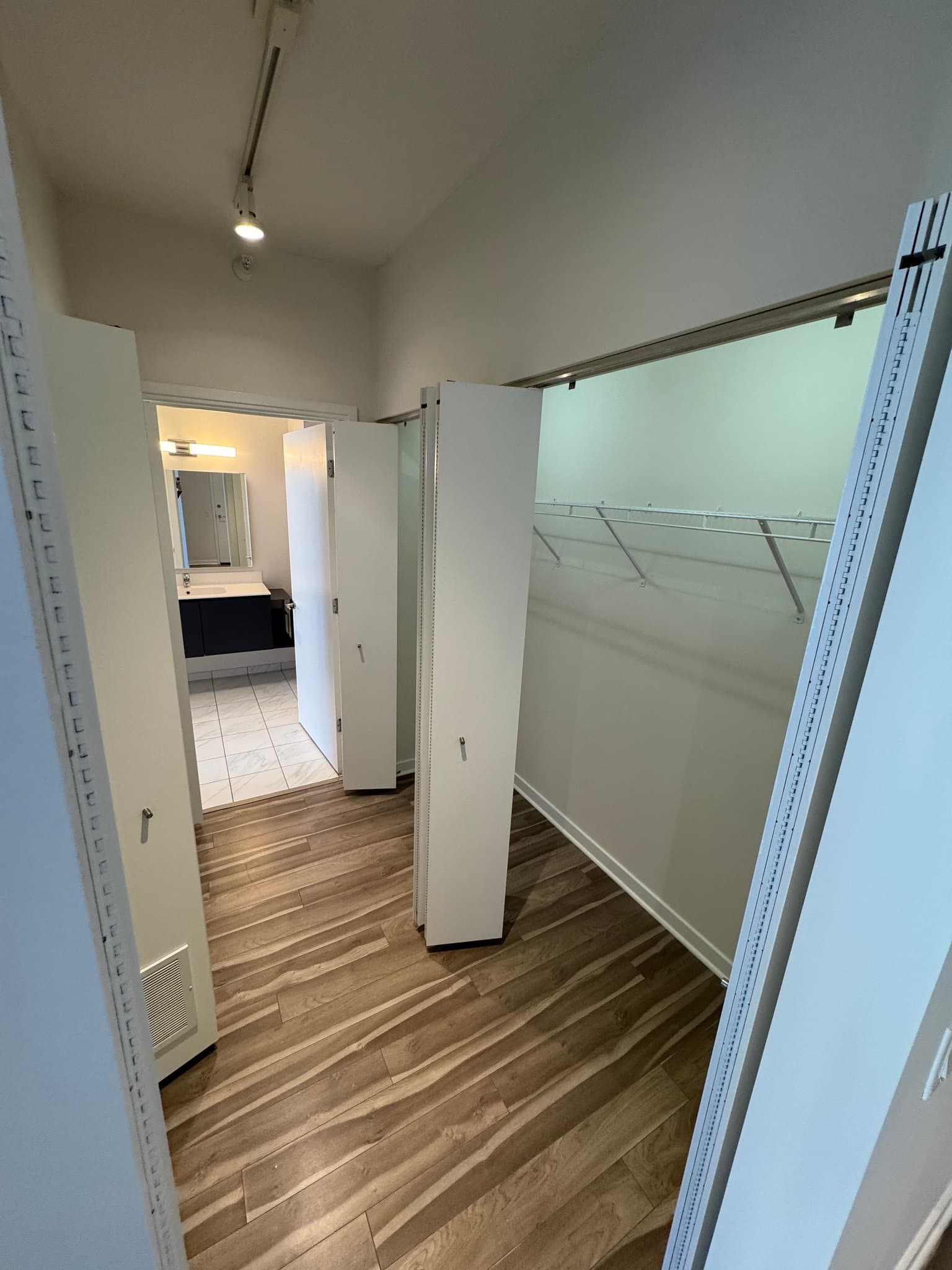 Chicago Condo: 130 W Chicago