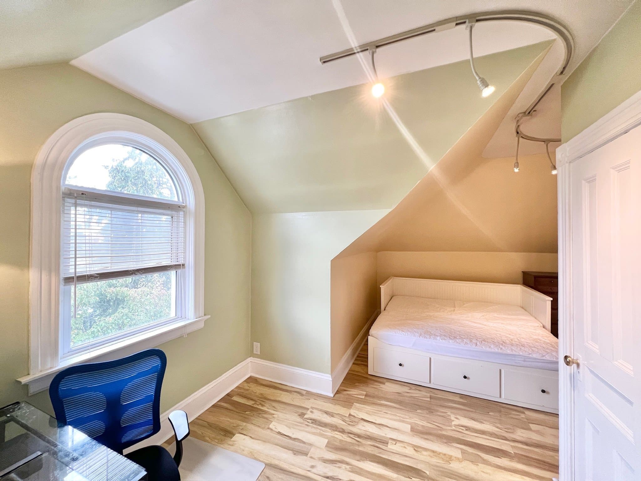 Providence Single Room: 205 Washington Ave
