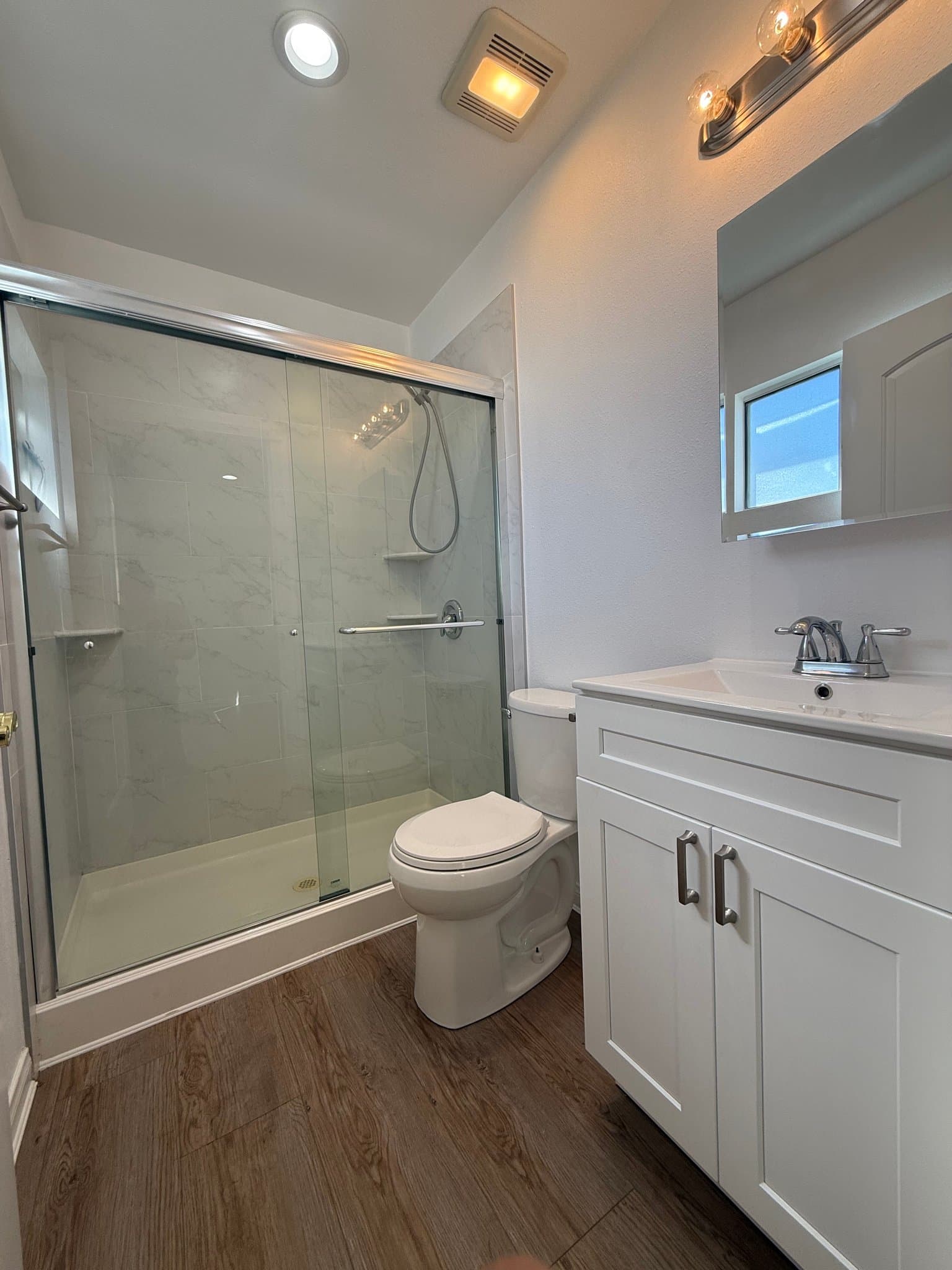 West hills House: 23048 hartland St