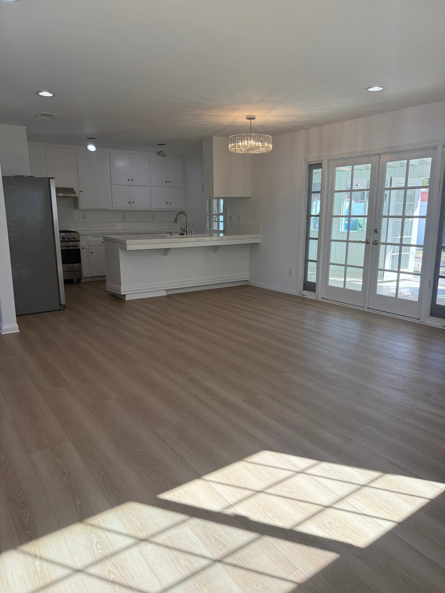 West hills House: 23048 hartland St