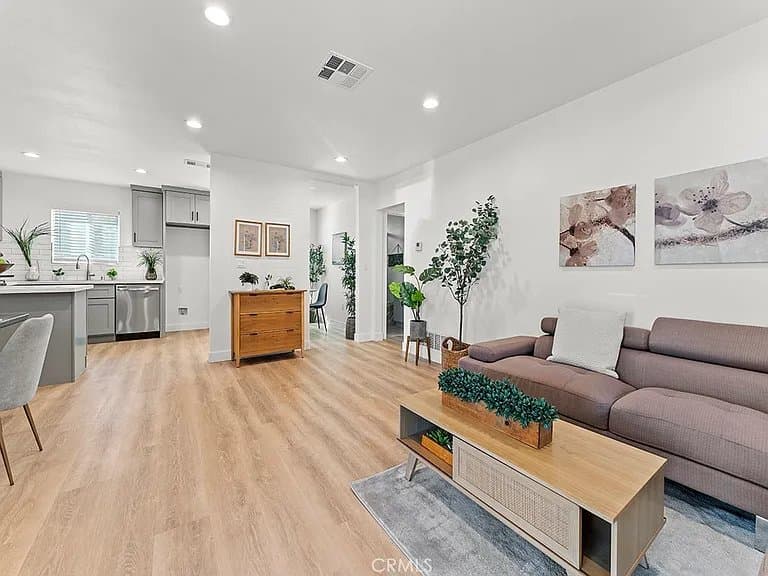 Tustin House: 1056 Walter Avenue