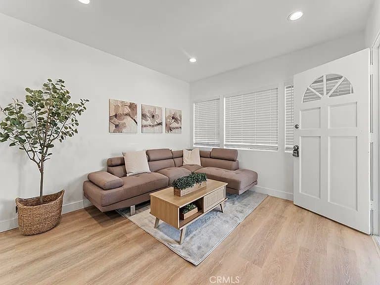 Tustin House: 1056 Walter Avenue