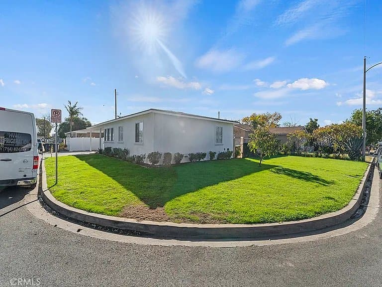 Tustin House: 1056 Walter Avenue