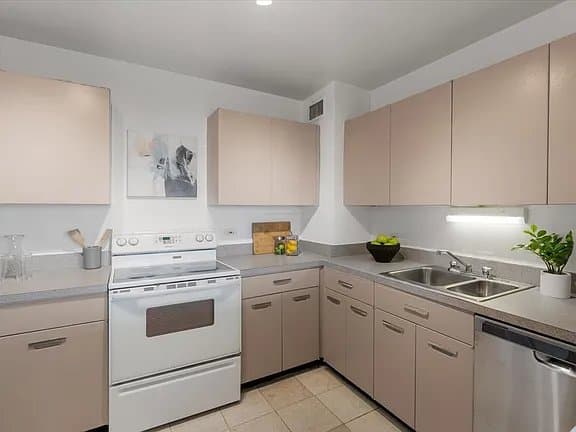 Chicago Apartment: 3600 N Lake Shore Dr APT 2220,