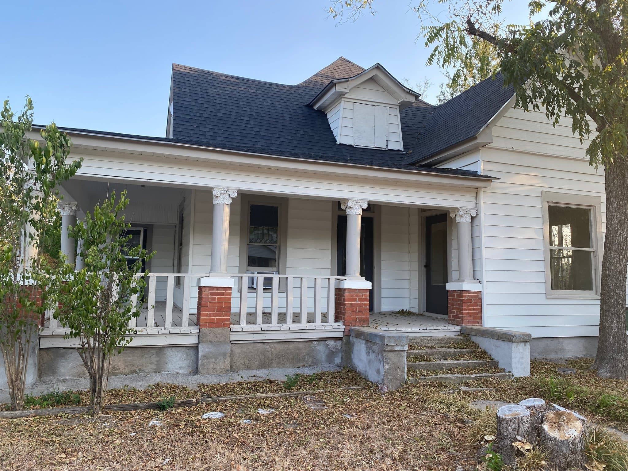 Mineral wells House: 715 sw 10th st