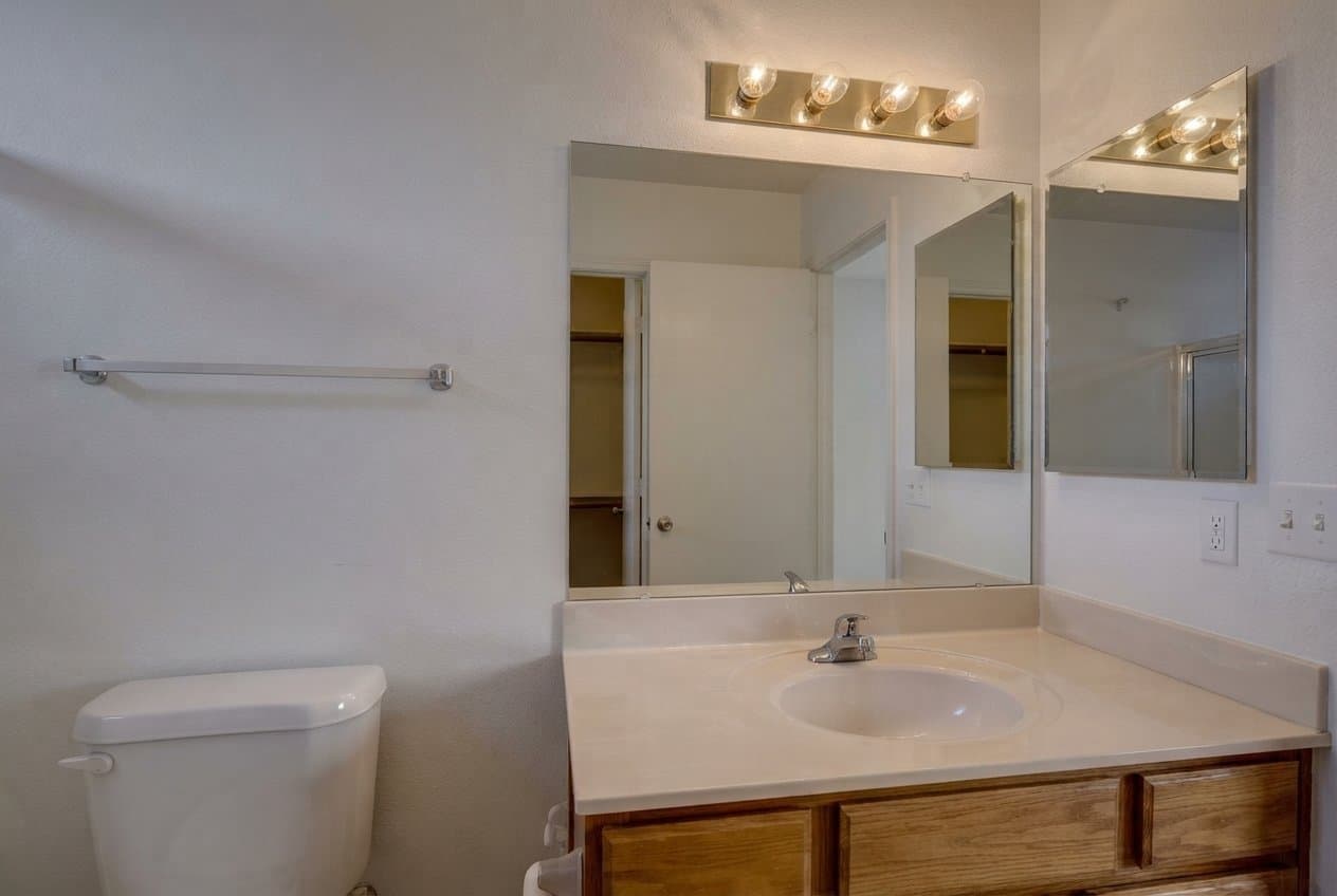Peoria House: 10359 W Ross Ave