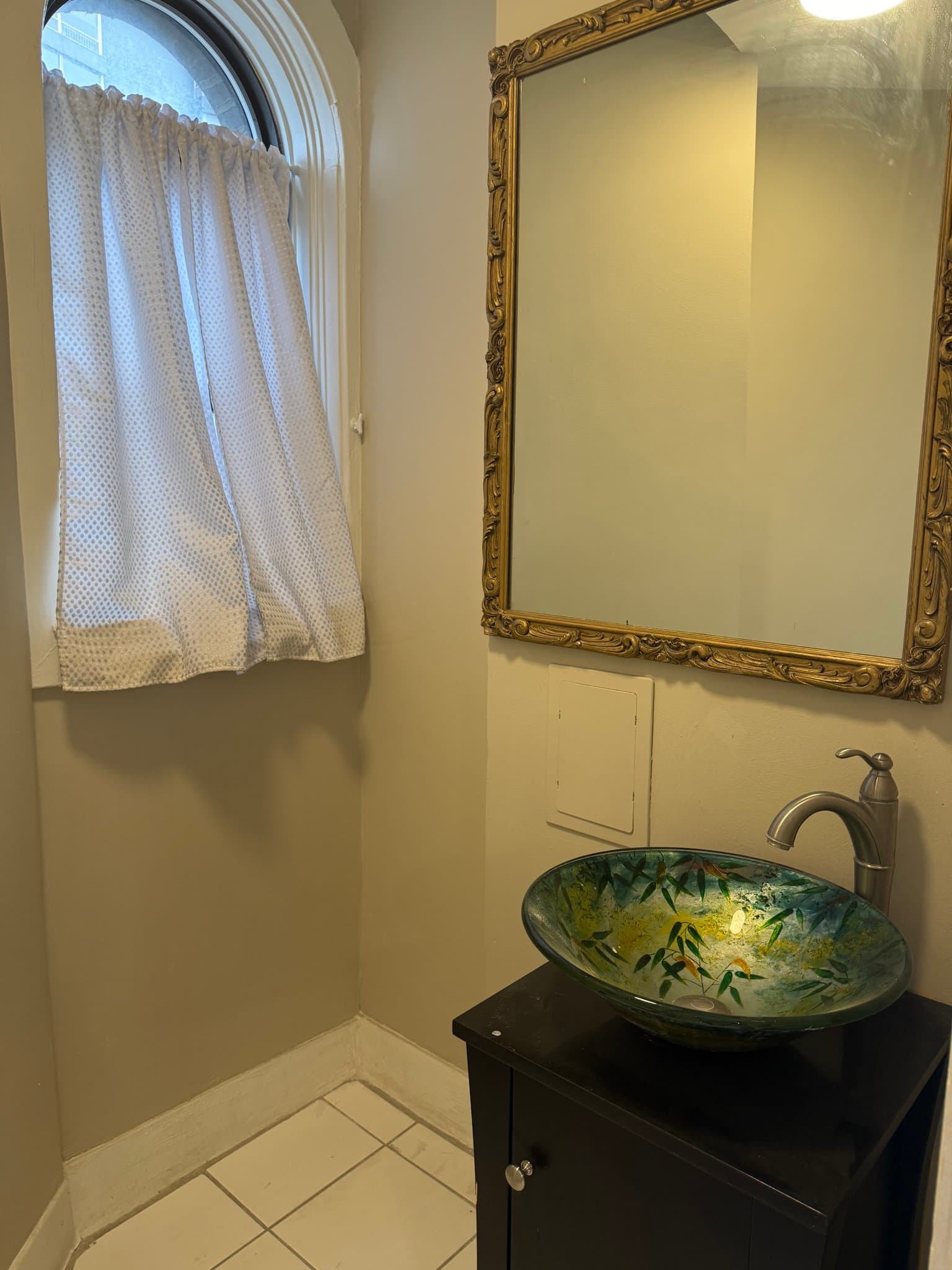 Detroit Condo: 8162 E. Jefferson