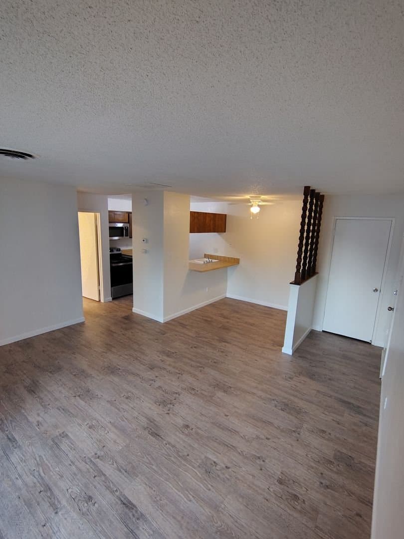 Bakersfield Single Room: 2401-013 Christmas Tree Ln
